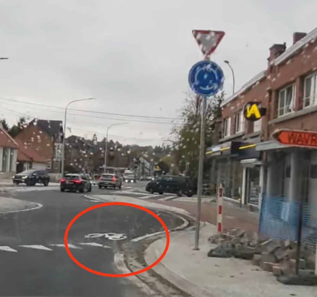 Marquage incohérent pour les cyclistes au rond-point de Hamme-Mille